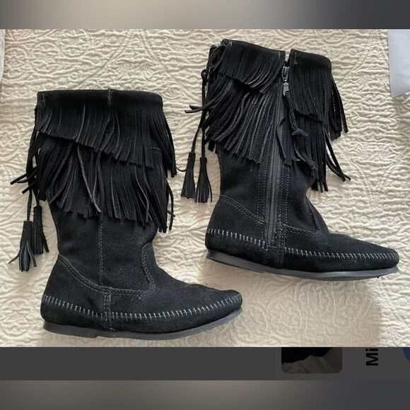 Minnetonka Black suede slouchy fringe zip up boots with Tassel bows - Like a New - Picture 4 of 12